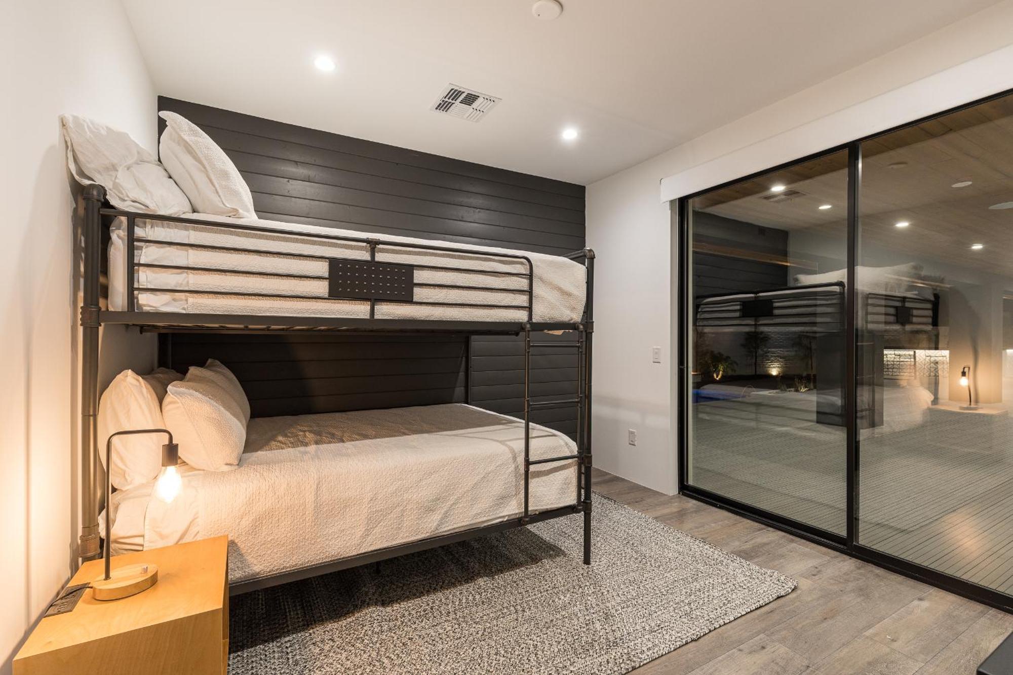 Luxury Micro-Resort, Theater, Sauna, Heated Pool Финикс Екстериор снимка